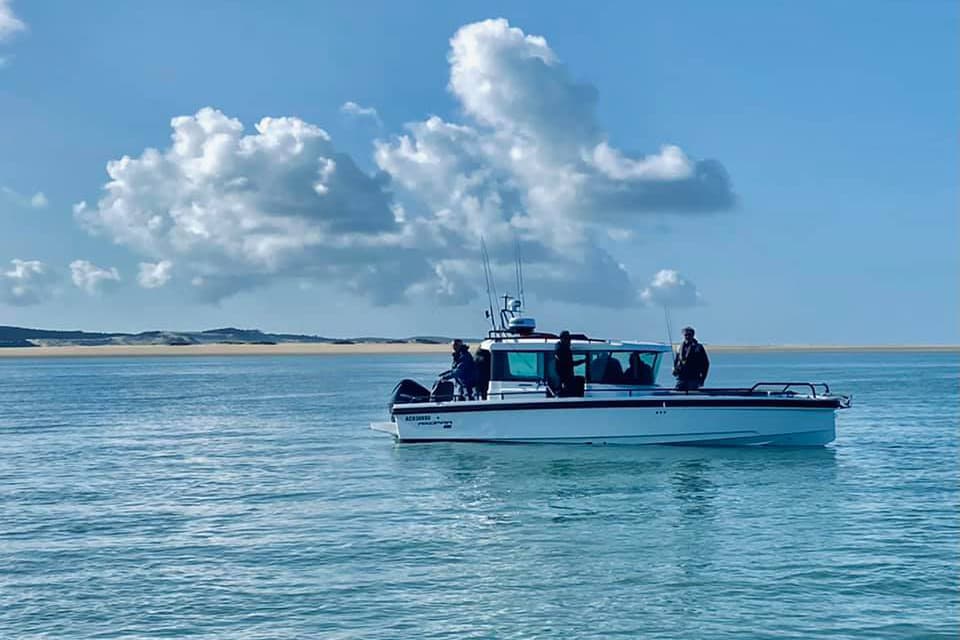 Bateau de pêche sportive au large de la pointe du Cap Ferret