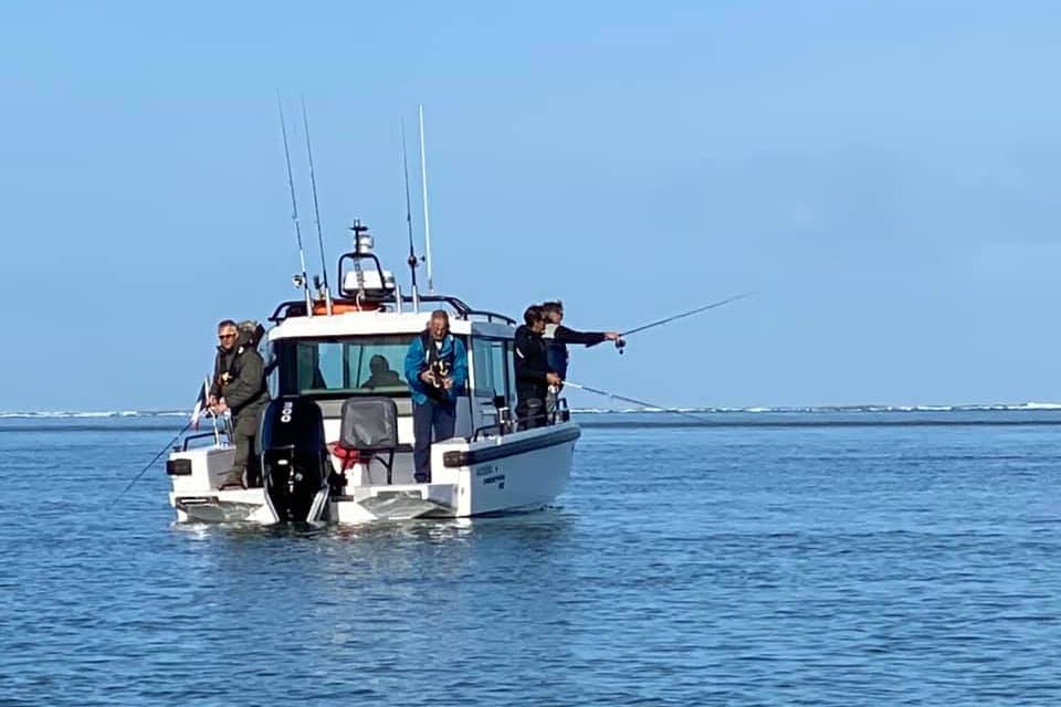 Groupe de pêcheurs sur le Fayaax lors d'une sortie pêche sur le bassin d'Arcachon