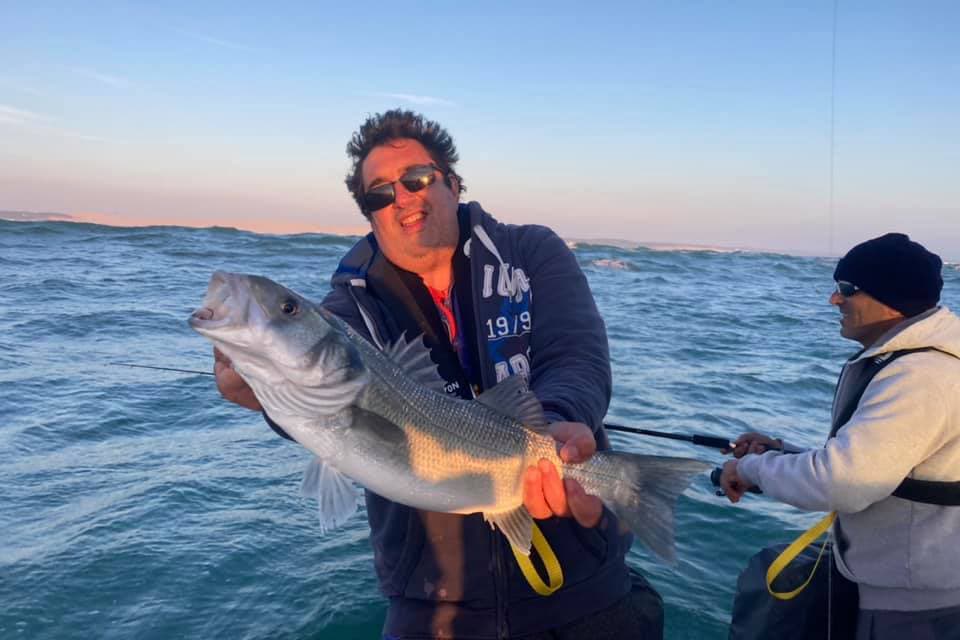 Pêcheur heureux de sa prise lors d'une sortie pêche avec Fayaax Sport Fishing