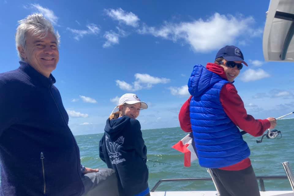 Deux jeunes pêcheurs et leur grand-père lors d'une sortie pêche en famille sur le bassin d'Arcachon